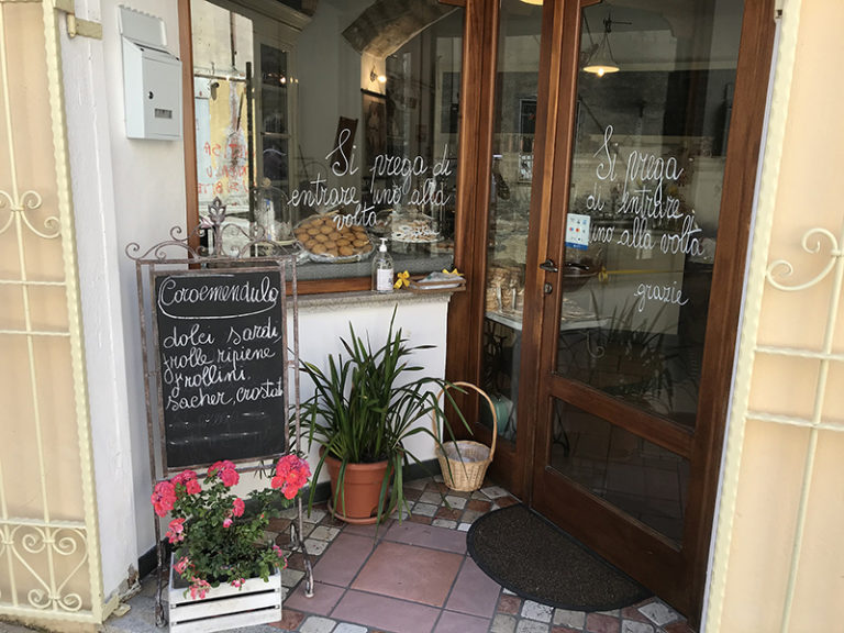 Ingresso della pasticceria Coroemendula a Nuoro