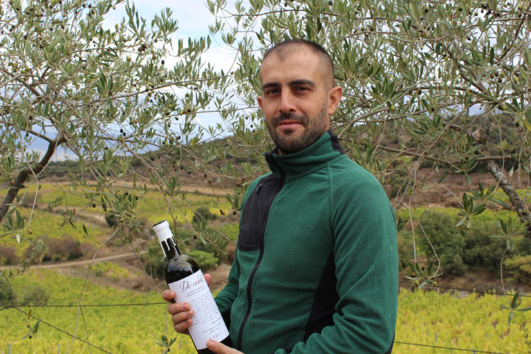 Una foto di Pasquale mentre tiene in mano una bottiglia di De Vidda