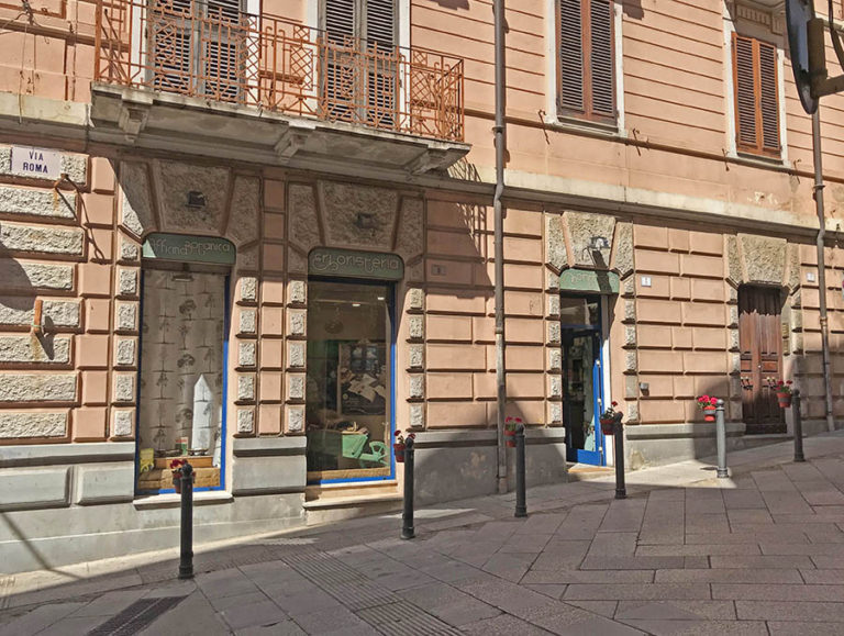 Uno scorcio dell'erboristeria vista dall'esterno