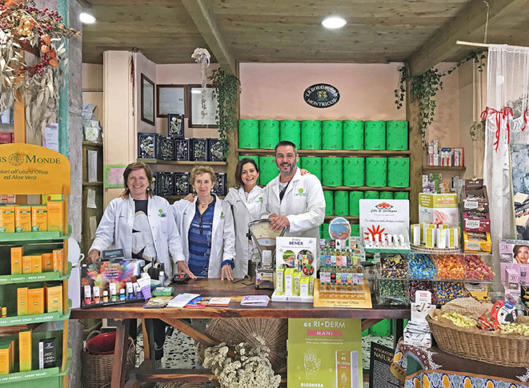 I proprietari dietro il banco sorridenti